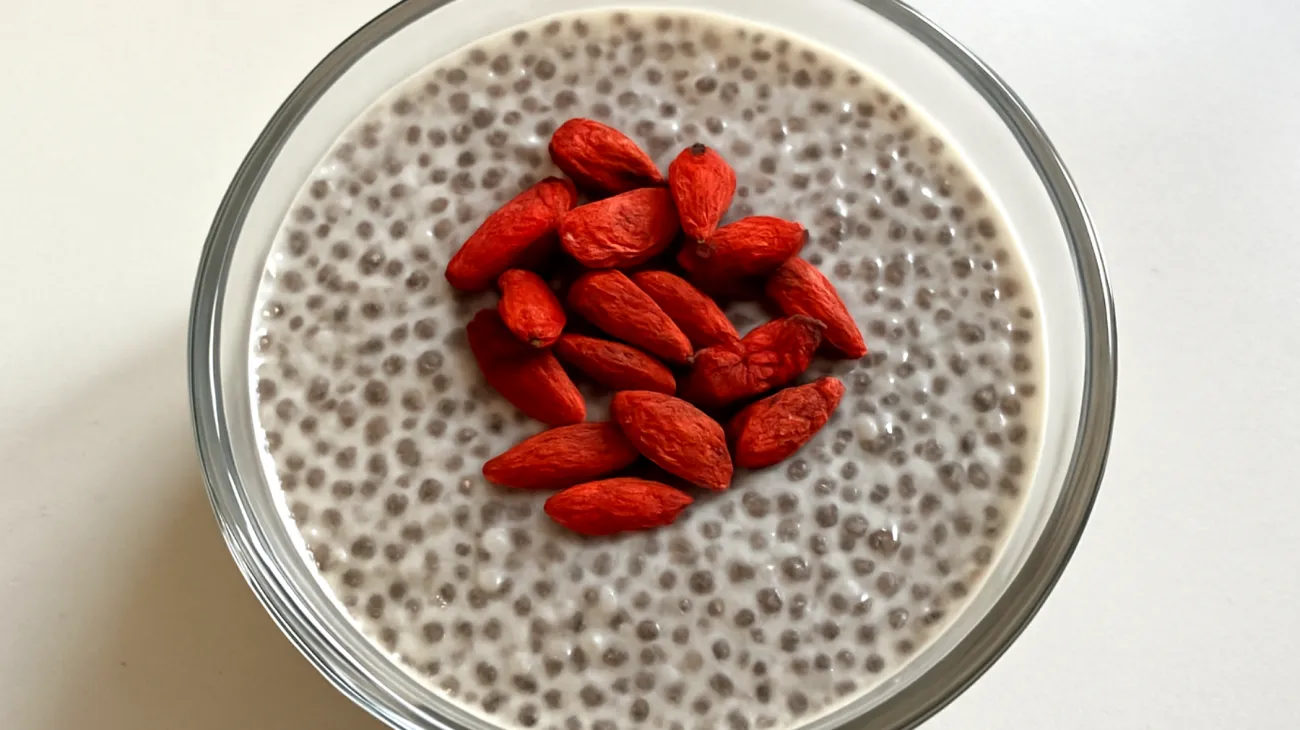 Pudding de graines de chia aux baies de goji et lait d'amande"