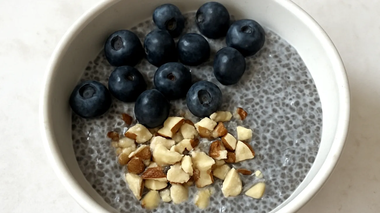 Pudding de graines de chia aux myrtilles et noix du Brésil"