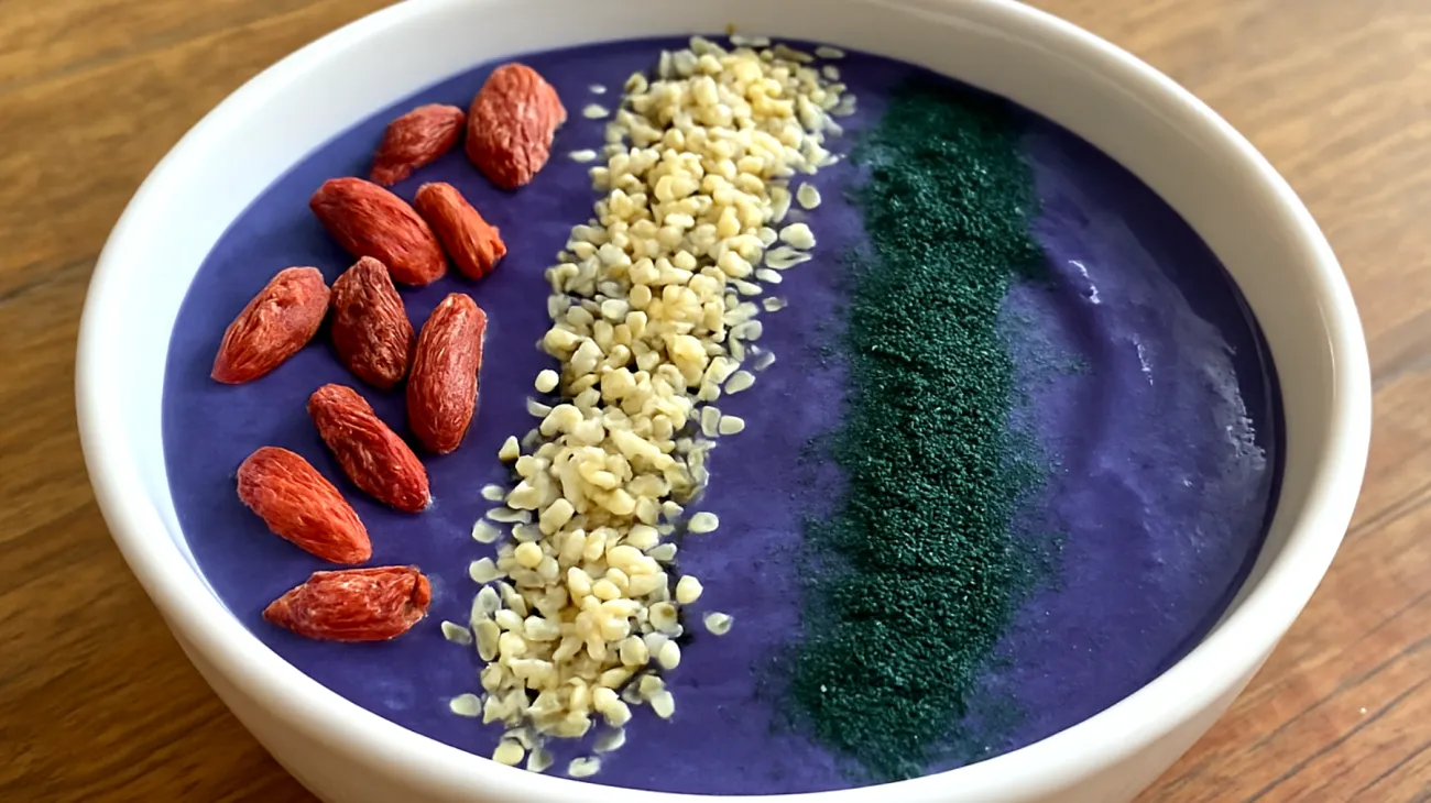 Smoothie bowl aux baies de goji, spiruline et graines de chanvre"