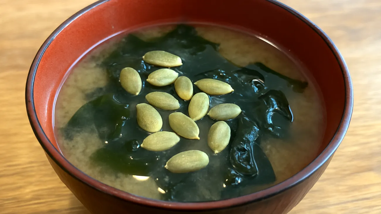 Soupe de miso aux algues wakame et graines de courge"