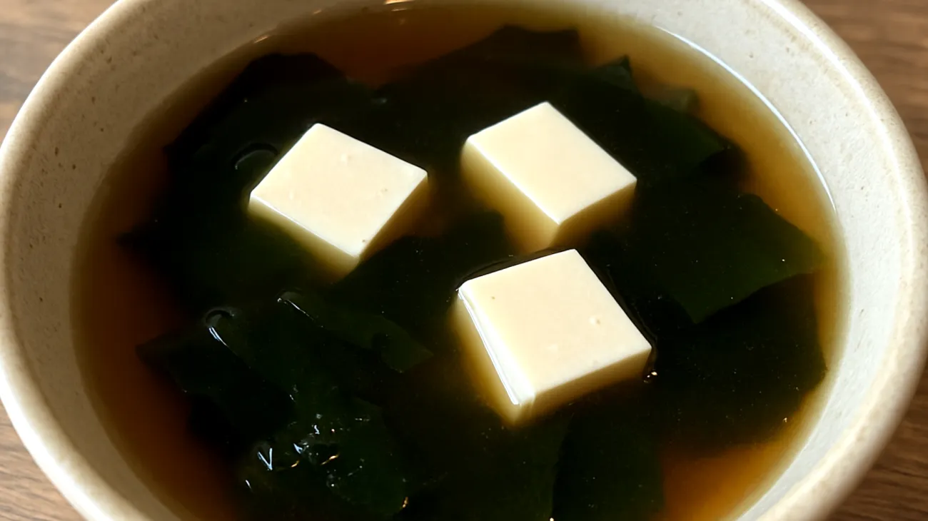Soupe de miso aux algues wakame et tofu soyeux"