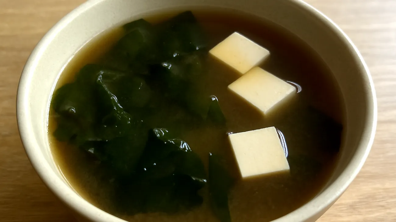 Soupe de miso aux algues wakame et tofu soyeux"