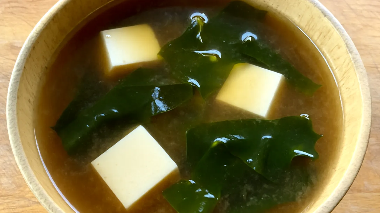 Soupe de miso aux algues wakame et tofu soyeux"